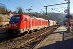 Die 187 148-2 (91 80 6187 148-2 D-DB) der DB Cargo AG fährt am 13 November 2025 mit einem Coilzug durch Betzdorf (Sieg) in Richtung Köln. Im Vordergrund der Rbf, hier werden Gleise erneuert.

Die Bombardier TRAXX F140 AC3 wurde 2016 von d ...