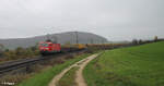 143 346 verlässt Treuchtlingen mit einem langen Bauzug in Richtung Würzburg. 01.11.24