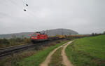 143 346 verlässt Treuchtlingen mit einem langen Bauzug in Richtung Würzburg. 01.11.24