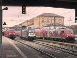 Am Bahnhof Regensburg Hbf Treffen Sich : 218 433-1 mit (RE2 / RE 4860 Mnchen Hbf -> Hof Hbf) und BR 182 519 (BTHVN2020) und BR 146 245 mit (RE2 / RE 4863 Hof Hbf -> Mnchen Hbf). 21.Dezember 2024