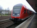 Ein Doppelstocksteuerwagen als RE 6 aus Dsseldorf Hbf in Minden (Westf.). 23.04.2006