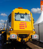 Die Universal-Stopfmaschine / Stopfroboter (Universal Tamping Robot 4.0) – S7-PLS-16.4.0 der Eiffage Infra-Rail GmbH (Herne) präsentiert, vom Hersteller SYSTEM7 railtechnology GMBH aus Laakirchen (Österreich), auf der 29. Internationale Ausstellung Fahrwegtechnik 2025 (iaf) in Münster (hier am 20 Mai 2025). Die Maschine ist in der Variante 1, mit 16-Pickel Weichenstopf-Split-Head-Aggregate, großer Werkstattraum/Sozialraum, ohne Kehreinrichtung, ausgeführt.

TECHNISCHE DATEN:
VDM-Nummer: D-ERD 99 80 9121 030-7
Hersteller: SYSTEM7 railtechnology GMBH, Laakirchen (Österreich)
Baujahr 2023
Spurweite: 1.435 mm (Normalspur)
Lichtraumprofil: G1
Achsanzahl: 6 Stück in 3 Drehgestellen
Länge über Puffer 32.635 mm
Drehzapfenabstände: 14.500 mm / 10.700 mm
Achsabstand im Drehgestell: 1.800 mm
Raddurchmesser: 920 mm (neu)
Gesamtgewicht (beladen):  ca. 113 t
Dieselmotor (Leistung):  563 kW
Mind. Radius beim Arbeiten: R 100 m
Streckenklasse: ab C2
Höchstgeschwindigkeit: 100 km/h (eigen oder geschleppt)
Maximale befahrbare Steigung: 40 ‰
Max. Anhängelast: 100 t
Kleister befahrbarer Gleisbogen: R 120 m
Bremse: DK – GP – mZ (D)
