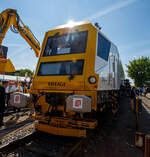 Die Universal-Stopfmaschine / Stopfroboter (Universal Tamping Robot 4.0) – S7-PLS-16.4.0 der Eiffage Infra-Rail GmbH (Herne) präsentiert, vom Hersteller SYSTEM7 railtechnology GMBH aus Laakirchen (Österreich), auf der 29. Internationale Ausstellung Fahrwegtechnik 2025 (iaf) in Münster (hier am 20 Mai 2025). Die Maschine ist in der Variante 1, mit 16-Pickel Weichenstopf-Split-Head-Aggregate, großer Werkstattraum/Sozialraum, ohne Kehreinrichtung, ausgeführt.

TECHNISCHE DATEN:
VDM-Nummer: D-ERD 99 80 9121 030-7
Hersteller: SYSTEM7 railtechnology GMBH, Laakirchen (Österreich)
Baujahr 2023
Spurweite: 1.435 mm (Normalspur)
Lichtraumprofil: G1
Achsanzahl: 6 Stück in 3 Drehgestellen
Länge über Puffer 32.635 mm
Drehzapfenabstände: 14.500 mm / 10.700 mm
Achsabstand im Drehgestell: 1.800 mm
Raddurchmesser: 920 mm (neu)
Gesamtgewicht (beladen):  ca. 113 t
Dieselmotor (Leistung):  563 kW
Mind. Radius beim Arbeiten: R 100 m
Streckenklasse: ab C2
Höchstgeschwindigkeit: 100 km/h (eigen oder geschleppt)
Maximale befahrbare Steigung: 40 ‰
Max. Anhängelast: 100 t
Kleister befahrbarer Gleisbogen: R 120 m
Bremse: DK – GP – mZ (D)
