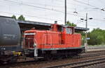 Flex Bahndienstleistungen GmbH, Leipzig mit ihrer  363 124-9  (NVR:  98 80 3363 124-9 D-FLEX ) am Ende eines Kesselwagenzuges  (für Düsenkraftstoff/Kerosin) gezogen von  151 17-8  am 03.05.25 Höhe Bahnhof Schönefeld b. Berlin.