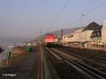 Noch ein Bild von V100.03 der HGB mit Bauzug in Rdesheim an dem Rhein. 13.02.08