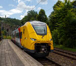 Der HLB 563 803 / 563 903 (94 80 0563 803-6 D-HEB / 94 80 0563 903-4 D-HEB), ein zweiteiliger Hybridtriebzug (E/Akku) der BR 563 vom Typ SIEMENS Mireo Plus B der HLB (Hessische Landesbahn GmbH), erreicht am 16 Juli 2025, als RB 90  Westerwald-Sieg-Bahn  (Limburg/Lahn - Westerburg - Altenkirchen/Westerwald - Au/Sieg - Betzdorf/Sieg – Siegen), den Bahnhof Kirchen/Sieg.

Der zweiteilige SIEMENS Mireo Plus B wurden 2024/25 von SIEMENS in Krefeld gebaut und im April 2025 an die HBL ausgeliefert.
