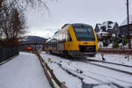 Der VT 256 (95 80 0648 156-7 D-HEB / 95 80 0648 656-6 D-HEB), ein Alstom Coradia LINT 41 der HLB - Hessische Landesbahn (3LänderBahn) verlässt am 07 Januar 2026, als RB 96 „Hellertalbahn“ (Betzdorf/Sieg – Herdorf – N ...
