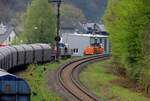 Hochbetrieb in Herdorf am 23 April 2025:
Gleich 3 Loks auf einen Streich, auf dem Rbf der KSW (Kreisbahn Siegen-Wittgenstein) in Herdorf (Betriebsstätte FGE - Freien Grunder Eisenbahn).
Während die KSW 44 (92 80 1271 004-4 D-KSW) nun den Coilzug übernimmt, machen sich die KSW 43 (92 80 1273 018-2 D-KSW) und die KSW 47 (92 80 1271 027-5 D-KSW), geneinsam als Lokzug für die Rückfahrt bereit.
