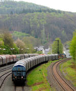 Hochbetrieb in Herdorf am 23 April 2025:
Zuvor hatten ja schon die KSW 44 und die nachschiebende KSW 47 mit sehr langen Coilzug den KSW-Rangierbahnhof in Herdorf (Betriebsstätte FGE - Freien Grunder Eisenbahn) erreicht.

Nun hat auch die die KSW 43 (92 80 1273 018-2 D-KSW), die asymmetrische Vossloh G 2000 BB, mit einem langen Coilzug (VTG Coilwagen der Gattung Shimmns-ttu, VTG Bez. F46.520D) vom Hafen Duisburg kommend den Rbf erreicht.

Den Zug übernimmt gleich die KSW 44, die diesen dann Teil weiter zu den Schäfer Werke KG am Pfannenberg in Neunkirchen-Salchendorf, da wegen den Achslasten dafür besser geeignet ist. Die KSW 43 und die KSW 47 fahren später gemeinsam als Lokzug zurück in Richtung Betzdorf/Sieg. 