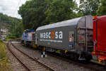 Direkt hinter der KSW 42 bzw. 277 902-3 (92 80 1277 902-3 D-KSW) der KSW (Kreisbahn Siegen-Wittgenstein), im Zugverband am 22 August 2025 in Kirchen/Sieg der vierachsiger Drehgestell-Flachwagen mit verschiebbarem Planenverdeck und Lademulden für Coil Transporte, 37 84 4668 170-2 NL-WASCO, der Gattung Shimmns, der WASCOSA AG. 