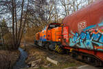 Nun fährt die KSW 44 (92 80 1271 004-4 D-KSW), eine MaK G 1000 BB der KSW (Kreisbahn Siegen-Wittgenstein) am 26 Februar 2026 in Neunkirchen-Salchendorf mit weiteren 4 beladenen Coilwagen hinauf zum Pfannenberg (ehemals Grube Pfannenberger Einigk ...