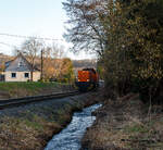 Nun fährt die KSW 44 (92 80 1271 004-4 D-KSW), eine MaK G 1000 BB der KSW (Kreisbahn Siegen-Wittgenstein) am 26 Februar 2026 in Neunkirchen-Salchendorf mit weiteren 4 beladenen Coilwagen hinauf zum Pfannenberg (ehemals Grube Pfannenberger Einigk ...