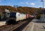 Die 193 922-2 (91 80 6193 922-2 D-NRAIL) der Northrail GmbH fährt am 04 November 2025 mit einem KLV-Zug durch Kirchen/Sieg in Richtung Siegen,

Die Siemens Vectron AC wurde 2010 von SIEMENS in München-Allach unter der Fabriknummer 21695 gebaut und auf der InnoTrans 2010 in Berlin präsentiert. Sie war ursprünglich eine Vorführ-/Mietlok der Siemens Mobility in München, eingestellt durch die RailAdventure GmbH als 91 80 6193 922-2 D-RADVE. Im Jahr 2012 wurde sie durch SIEMENS umgebaut, dabei erhielt sie temporär eine Last-Mile Dieseleinheit und wurde in 91 80 6192 961-1 D-PCW umgezeichnet (damals war die BR 192 noch frei). So wurde sie, als Vectron mit LM auf der InnoTrans 2012 in Berlin präsentiert. Im Dezember 2012 wurde sie dann in die Vectron AC Variante B03 (D / A / H) zurück gebaut und zur 91 80 6193 922-2 D-PCW umgezeichnet.

Im Dezember 2013 wurde die Lok an die Paribus Rail Portfolio III GmbH & Co. KG (Hamburg) verkauft und in die Vectron AC Variante B06 für Schweden umgebaut und über Railpool als 91 80 6193 922-2 D-Rpool eingestellt und wurde an die SkJb - Skandinaviska Jernbanor AB nach Schweden vermietet, später war sie für die Hector Rail AB in Schweden unterwegs. 

2018 ging sie dann wieder nach Deutschland und wurde durch Siemens in München in die heutige Vectron AC B01 Variante (Zulassung Deutschland und Österreich) umgebaut und in 91 80 6193 922-2 D-NRAIL umgezeichnet. Eigentümer ist die Paribus Rail Portfolio III GmbH & Co. KG, die die LOKS für die Northrail GmbH finanziert.
