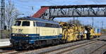 Eisenbahnbau- und Betriebsgesellschaft Pressnitztalbahn mbH, Jöhstadt (PRESS) mit ihrer  218 333-3  (NVR:  92 80 1218 333-3 D-PRESS ) und der MGW Plasser & Theurer Hochleistungs-Bettungsreinigungsmaschine Typ RM 95-700 am Haken am 10.04.25 Höhe Bahnhof Saarmund.