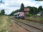 VT 650.05 ist am 27. Juni 2006 auf dem Weg von Pritzwalk nach Neustadt (Dosse) und hat dabei soeben den Bahnhof Blumenthal (Mark) verlassen.