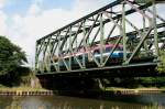 VT 643.02 berquert den Rhein-Herne-Kanal auf seiner Fahrt nach Oberhausen.