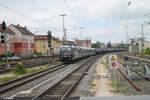 185 614 zieht mit einem recht interessanten Kesselzug + 2 Nightjet Wagen durch Ansbach in Richtung Süden. 04.06.24