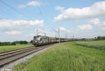 6193 949-5 zieht mit einem H-Wagenzug bei Uffenheim in Richtung Norden. 04.06.24