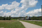 6193 125 mit einem LKW-Walter Sattelaufliegerzug bei Plling in Richtung Regensburg. 20.05.24