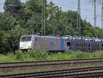 BR 186 299-4 von HSL Logistik mit einem Autozug beim vorbeifahren vom DB Museum Koblenz. 14.06.2025