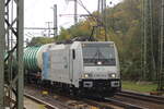 BR 186 143-4 von Zugpilot mit Kesseln durch HH-Harburg in -> Hafen. 9.Oktober 2025