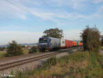 145 028-7 zieht mit einem Containerzug bei Pölling in Richtung Norden. 17.10.24