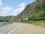 187 070-8 zieht bei der Loreley ein Containerzug in Richtung Süden. 20.07.24