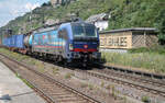 193 527 zieht ein LKW-Walterzug durch Kaub in Richtung Süden. 20.07.24