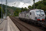 Die TXL eigene SIEMENS Vectron der TX Logistik AG, bisher hatte diese nur Loks angemietet. Die recht neue weiße TXL 7193 322 „Connected to Nature“ (91 80 7193 322-3 D-TXL) der TXL - TX Logistik AG (Troisdorf) fährt am 28 Juli 2025, mit einem KLV-Zug, durch den Bahnhof Kirchen (Sieg) in Richtung Betzdorf bzw. Köln.

Die SIEMENS Vectron MS (X4E) wurde 2024 von Siemens Mobility in München-Allach unter der Fabriknummer 23680 gebaut und am 31.03.2025 an die TXL ausgeliefert. Die mit 6.400 kW konzipierte Mehrsystemlok ist in der Variante A09-4f ausgeführt und hat so die und hat so die Zulassungen und entspr. Länderpakete für Deutschland, Österreich uns Italien (D / A / I).

Über TX Logistik AG
TX Logistik wurde 1999 als privates Eisenbahnverkehrsunternehmen gegründet und bietet mit Verbindungen in elf Ländern ein leistungsfähiges europäisches Netzwerk. Das Unternehmen verfügt über Tochtergesellschaften in der Schweiz, Österreich, Dänemark und Schweden sowie eine lokale Präsenz in Italien. In den Geschäftsbereichen Intermodal und Rail Freight entwickelt TX Logistik umfassende Schienenlösungen für kontinentale und maritime Verkehre sowie maßgeschneiderte Konzepte für konventionelle Fracht. Mit 650 Mitarbeitern und 8,6 Milliarden gefahrenen Tonnenkilometern erwirtschaftete das Unternehmen 2021 einen Jahresumsatz von 253 Millionen Euro. Seit Januar 2017 gehört TX Logistik zu 100 Prozent der Mercitalia Logistics S.p.A., einer Tochtergesellschaft der FS - Ferrovie dello Stato Italiane. Mittlerweile gehört das Unternehmen mit zu den Größten für den Schienengüterverkehr in Europa.

Das Unternehmen bietet den ganzen Umfang an Schienengüterverkehr, inklusive Containertransport und kombiniertem Verkehr an. Wichtigste Transportstrecken sind von den Häfen Hamburg, Bremerhaven, Rotterdam und Antwerpen nach Süddeutschland, Schweiz, Österreich und Italien.

TX Logistik setzt nun auf eigene Vectron Loks:
Anfang Oktober 2024 hat die TX Logistik AG ersten drei von 40 modernen Vectron-Lokomotiven des Herstellers Siemens Mobility aufs Gleis gesetzt, die das zur Mercitalia Logistics (FS Italiane Group) gehörende Schienenlogistikunternehmen im Mai 2023 bestellt hatte. Die Erweiterung der Fahrzeugflotte ist für TX Logistik eine wichtige Voraussetzung, um im intermodalen und grenzüberschreitenden Schienengüterverkehr weiter zu wachsen. Die neuen Lokomotiven werden vor allem auf dem Brenner- und dem Schweiz-Korridor eingesetzt, den strategisch wichtigen Nord-Süd-Achsen in Europa.

Beide Korridore sind stark frequentiert und stellen hohe Anforderungen an die eingesetzten Lokomotiven – von der Zugkraft über die Stabilität bis hin zur grenzüberschreitenden Systemkompatibilität. TX Logistik hat dazu die Maschinen mit verschiedenen Länderpaketen bestellt. 20 Vectron erhalten das Länderpaket für den Betrieb in Deutschland, Österreich, Schweiz, Italien und den Niederlanden (D-A-CH-I-NL) und sollen bis Anfang 2025 übergeben werden. Die Auslieferung der 20 Lokomotiven mit der Ausstattung für den deutsch-österreichisch-italienischen Korridor (D-A-I) soll bis zum Jahresende 2025 erfolgen.

Die Entscheidung für den Kauf der Vectron-Lokomotiven unterstreicht zugleich das Bestreben von TXLogistik, Schienengüterverkehre als umweltfreundliche und effiziente Alternative zum Straßentransport weiter voranzutreiben. Um dies zu unterstreichen und gleichzeitig für den Einstieg in den intermodalen Transport zu werben, hat die erste der drei Vectrons, die im Zughotel in Braunschweig übergeben wurden, eine spezielle Lok-Beklebung mit dem Schriftzug „Start now (Nature). Driven by Green Passion“ erhalten.

Die neuen Loks bieten mit ihrer Flexibilität und Leistungsfähigkeit ideale technische Voraussetzungen, um den steigenden Anforderungen des europäischen Güterverkehrs gerecht zu werden. Mit der modernen Vectron-Flotte, so TX Logistik, sei man mittelfristig nun in der Lage, die Kapazitäten auf dem Brenner- und dem Schweiz-Korridor deutlich zu erhöhen sowie die Effizienz und Zuverlässigkeit im Schienengüterverkehr weiter zu verbessern.