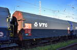 Drehgestell-Flachwagen mit vier Radsätzen, verschiebbarem Planenverdeck und Lademulden für Coil-/Spaltbandtransporte vom Einsteller VTG mit der Nr. 37 TEN 80 D-VTG 4670 075-7 Shimmns 358 in einem Ganzzug am 06.11.25 Höhe Bahnhof Magdeb ...