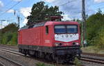 Wedler Franz Logistik GmbH & Co. KG, Potsdam mit ihrer  112 035-1  (NVR:  91 80 6114 035-9 D-WFL) am 29.09.25 Höhe Bahnhof Saarmund.