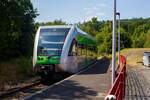 Der Stadler GTW 2/6 WEBA 109 (95 80 0946 409-9 D-WEBA / 95 80 0646 409-2 D-WEBA / 95 80 0946 909-8 D-WEBA) der Westerwaldbahn des Kreises Altenkirchen GmbH (WEBA), ex HLB VT 509 109, verlässt als RB 97 'Daadetalbahn' von Daaden nach Betzdorf am  ...