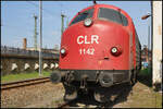 Zu Gast war auch die NOHAB My 1142 der Cargo Logistik Rail Service GmbH (CLR), die leider etwas ungünstig am Haus 5 während des 17. Dresdner Dampflokfest der IG Bw Dresden-Altstadt e.V. abgestellt war. So blieb nur das leicht verunglückte Bild übrig.<br>
---<br>
Gebaut wurde die Lok im Jahr 1958 und war als My 1142 bei der Danske Statsbaner (DSB) im Einsatz. 1999 kam sie dann nach Deutschland wo sei bei verschiedenen Unternehmen eingesetzt wurde.