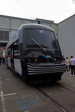Dieses schienenbusartige Fahrzeug ist nur ein Konzept, das die RWTH Aachen auf der InnoTrans prsentierte. Wenn die Technik ausgereift ist soll diese Aachener Rail Shuttle genannte Fahrzeugplattform den autonomen Betrieb auf Nebenstrecken ermglichen.