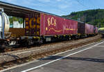 Vierachsiger Drehgestell-Containertragwagen, 37 80 4564 551-2 D-RCW, der Gattung Sgns M14 (60´), der RCW – Rail Cargo Group, am 19 Juli 2025 im Zugverband bei der Durchfahrt in Betzdorf/Sieg.

Der Wagen ist im Rahmen der neuen Tragwagenkonzeption für den Transport von Containern (Ct) in Zügen des kombinierten Ladungsverkehrs vorgesehen. Für den Transport von Containern bis insgesamt 60 Fuß Länge sind, auf den Außenlangträgern des Wagens, 28 feste bzw. klappbare Containerzapfen vorhanden. Er ist ein “Allround”-Wagen für den Intermodalverkehr, mit einem idealen Ladegewicht von 70 t. Er ist sehr gut geeignet für maritime Container, Tankcontainer und Wechselbehälter.

Das Untergestell ist eine verwindungsweiche, geschweißte Rahmenkonstruktion aus Walz- und Blechprofilen, gebildet aus den Kopfstücken, den Hauptquerträgern und den äußeren Langträgern.

TECHNISCHE DATEN:
Spurweite: 1.435 mm (Normalspur)
Länge über Puffer: 19.640 mm
Drehzapfenabstand: 14.200 mm
Radsatzstand in den Drehgestellen: 1.800 mm
Ladelänge: 18.400 mm (60 ft)
Höhe der Ladeebene für Container über S.O.: 1.155 mm
Drehgestell-Bauart: Y25 Ls(s)d1
Raddurchmesser: 920 mm (neu) / 860 mm (abgenutzt
Eigengewicht: ca. 20.000 kg
Max. Zuladung bei Lastgrenze S: 70,0 t (ab Streckenklasse D)
Max. Geschwindigkeit: 100 km/h (beladen) / 120 km/h (leer)
Bremse: KE-GP-A (K)
Bremssohle: Jurid 816M 320
Handbremse: Fbr
Verwendungsfähigkeit: TEN-GE
