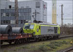248 037 von Captrain bringt einige Blechrollen nordw�rts. Duisburg, Februar 2026.