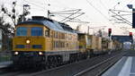 DB Bahnbau Gruppe GmbH, Königsborn mit ihrer Ludmilla '233 493-3', Name: 'Tiger'  (NVR: '92 80 1233 493-6 D-DBBBG') und firmeneigenen Schienengleisumbauzug am 06.11.25 Durchfahrt Bahnhof Roßlau (Elbe).