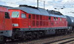 DB Cargo AG, Mainz [D] mit ihren '233 112-2' (NVR: '92 80 1233 112-2 D-DB') am Haken von '152 031-1' [NVR-Nummer: 91 80 6152 031-1 D-DB] + gemischtem Güterzug am Haken am 11.03.26 Höhe Bahnhof Schönefeld bei Berlin.