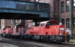 DB Cargo AG, Mainz [D] mit ihrer Dieselloks  261 017-8  (NVR:  92 80 1261 017-8 D-DB ) +  363 446-6  (NVR:  98 80 3363 446-6 D-DB ) und  261 055-8  (NVR:  92 80 1261 055-8 D-DB ) am 20.05.25 Höhe Bahnhof Hamburg-Harburg.