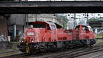 DB Cargo AG, Mainz [D] mit ihren Voith Gravita 10 BB  261 077-2  (NVR:  92 80 1261 077-2 D-DB 9 +  261 021-0  (NVR:  92 80 1261 021-0 D-DB ) Richtung Maschen am 27.05.25 Höhe Bahnhof Hamburg-Harburg.