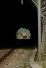 Zum Thema Messmethode und als Beispiel fr Bernhard: 
Stark gezoom, mit der Messmethode  Spot  wird der vor dem Tunnel stehende Zug einigermaen korrekt belichtet. 
2. Okt Buckten