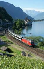 Nur am frhen Vormittag, zur Sonnenwendezeit kann dieses Bild gemacht werden, sthet in einem Bahnbilderbuch, welche Tobias zu seiner Ende Juni Reise veranlasste. 
Ich hatte probehalber am 12. Juni um 9.49 dieses Bild gemacht, welches die Seite des Zuges im besten Licht zeigt, aber im Gegenzug die Lokfront im Schatten ( am Abend ist es gerade um gekehrt) 