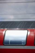 Dieser Doppelstockwagen beginnt langsam in der gleienden Sonne zu schwitzen.