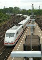 Bahnsteigbilder -immer wieder ein Reizthema. Ich habe versucht, den Bahnsteig (und besonders die Bahnstieglame) bewusst ins Bild zu integrieren. 
(Nachschuss und nicht ideale Belichtung(Wetter) sind Punkte, die ich hier aber nicht in den Vordergrund stellen mchte. 