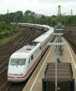 Hier nun das Bahnsteigbild, aber ohne die dominante Lampe im Vordergrund. ME wirkt es nun leichter und geflliger, obwohl bei der berlegung zur Bildgestaltung damals die dominierende Lampe die Hauptrolle spielen sollte. 
mfg
Stefan