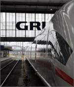 Im Hauptbahnhof faszinleren mich immer wieder die Lichtreflexionen-/Spiegelungen an den ICE-Zgen, wenn man an ihnen entlang nach hinten blickt. Irgendwie lst der Zug sich im Hellen auf, bzw. verwischt sich mit dem Bildhintergrund. Banales Bild oder schne Bahnimpression? (Matthias)