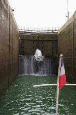 Wasserspiel in der Rheinschleuse von Breisach.