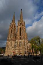 Elisabethkirche I. Nach einer Anregung von Heinz habe ich gestern Glck gehabt und die Wetterkapriolen nutzen knnen um Deutschlands erste rein gotische Kirche in interessantem Licht ablichten knnen. Hier ist das Problem wie bei vielen groen Kirchen, man muss stark in den Weitwinkelbereich hinein und handelt sich natrlich entsprechende Verzerrungen ein. Hier das Original mit 18 mm (27 mm KB). Mangels Festbrennweite ist auch eine tonnenfrmige Verzeichnung nicht zu vermeiden. Nun die Aufgabe: Wer beseitigt die Verzerrungen in einem Ma, dass einen natrliche Perspektive erreicht wird. Dabei ist zu beachten, dass durch die symmetrischen Trme auch im oberen Bereich ein natrlich erscheinender rechter Winkel zu erhalten ist. Wer das Original braucht melde sich bei mir.