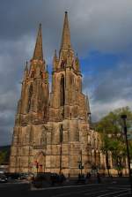 Elisabethkirche II. Nach einer Anregung von Heinz habe ich gestern Glck gehabt und die Wetterkapriolen nutzen knnen um Deutschlands erste rein gotische Kirche in interessantem Licht ablichten knnen. Hier ist das Problem wie bei vielen groen Kirchen, man muss stark in den Weitwinkelbereich hinein und handelt sich natrlich entsprechende Verzerrungen ein. Hier das Original mit 22 mm (33 mm KB). Mangels Festbrennweite ist auch eine tonnenfrmige Verzeichnung nicht zu vermeiden. Nun die Aufgabe: Wer beseitigt die Verzerrungen in einem Ma, dass einen natrliche Perspektive erreicht wird. Dabei ist zu beachten, dass durch die symmetrischen Trme auch im oberen Bereich ein natrlich erscheinender rechter Winkel zu erhalten ist. Wer das Original braucht melde sich bei mir.