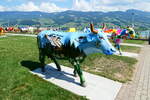 (279'192) - Deko Kuh beim Motel de la Gruyre am 17. August 2025 in Avry-devant-Pont